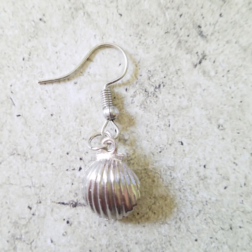 Purple Shell & Pearl earrings - Picture 3 of 3